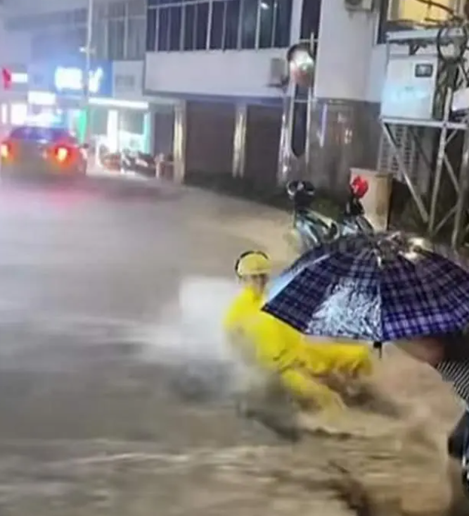 云南永善暴雨肆虐，多条街道成急流，外卖小哥紧急避险